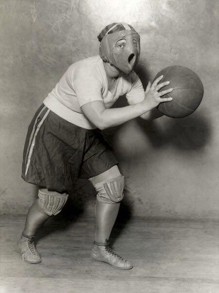 13. Солидная экипировка - баскетбольная маска и наколенники, 1927 год