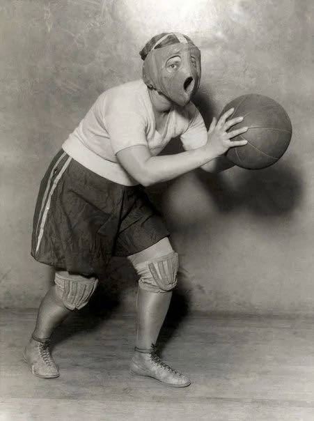 Солидная экипировка - баскетбольная маска и наколенники, 1927 год Солидная экипировка - баскетбольная маска и наколенники, 1927 год