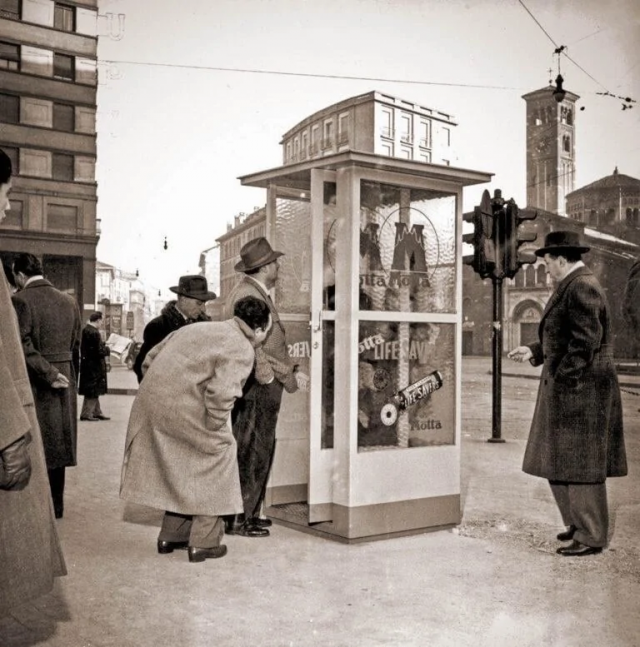 Прохожие возле первой телефонной будки Милана (1952 год)