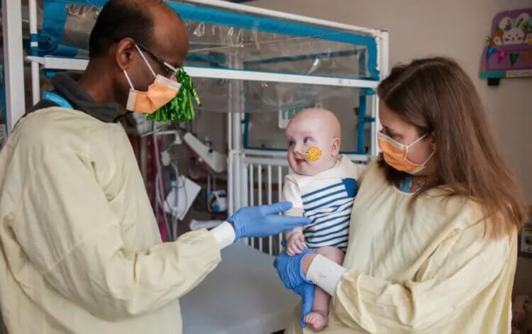 Генная инженерия в медицине. На фото: ребенок, гены которого отредактировали при помощи CRISPR. Источник изображения: newscientist.com. Генная инженерия в медицине. На фото: ребенок, гены которого отредактировали при помощи CRISPR. Источник изображения: newscientist.com. Фото.