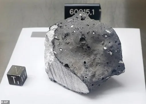 Пример камня с Луны из запасов NASA /