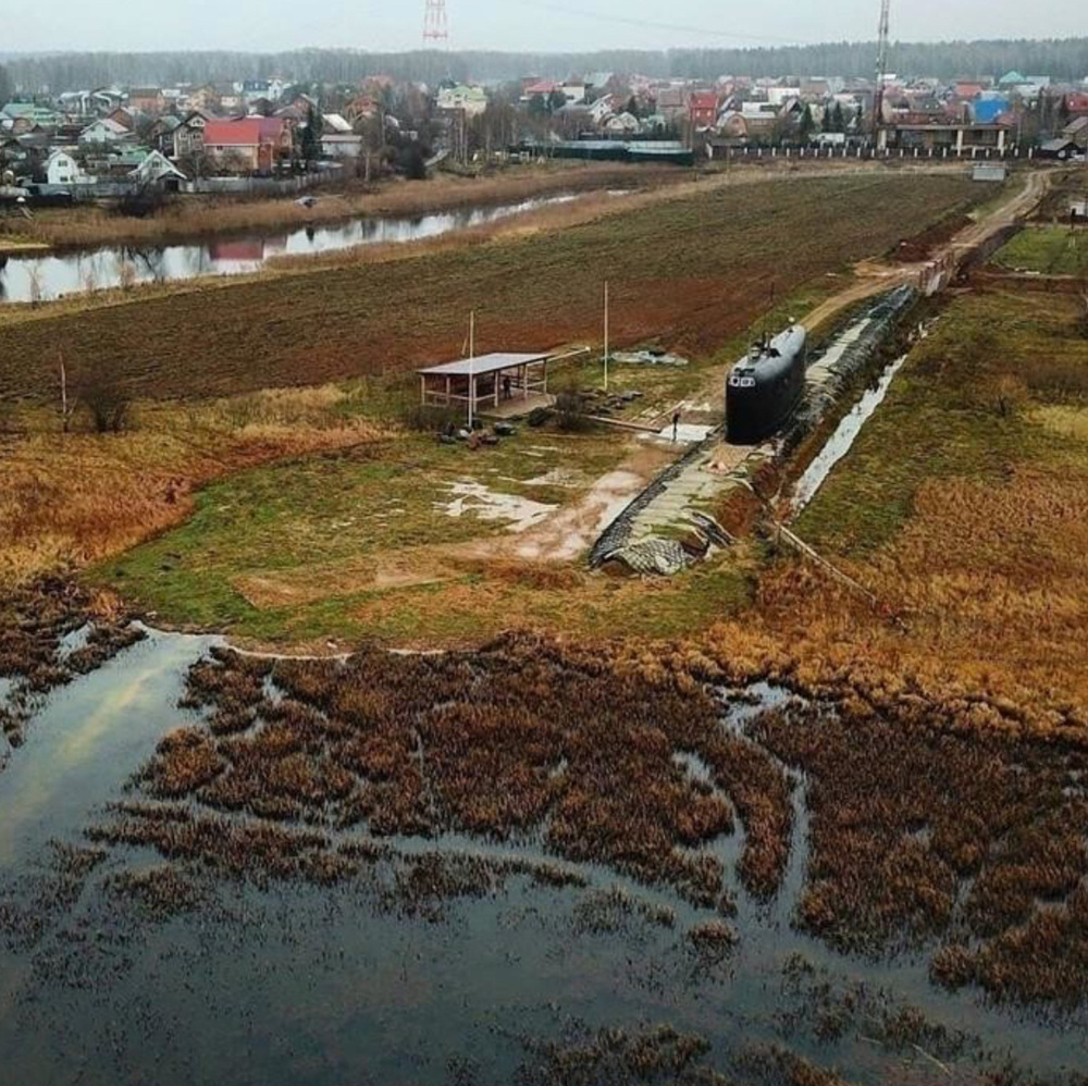 Некоторые подлодки и вовсе стоят за тысячи км от воды, в Подмосковье