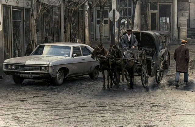 Конная повозка рядом с американским Chevrolet на улицах Эрзурума. Турция, 1973 год.