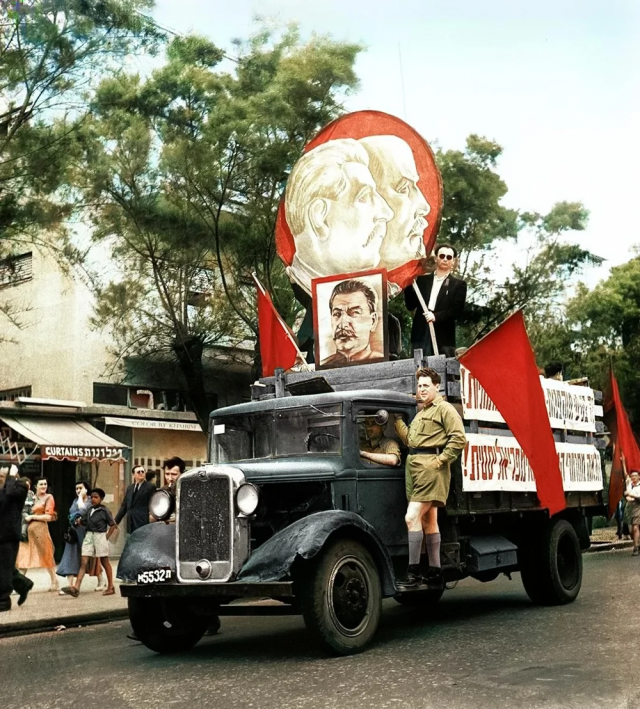 Первомайский парад. Тель-Авив, 1949 год.