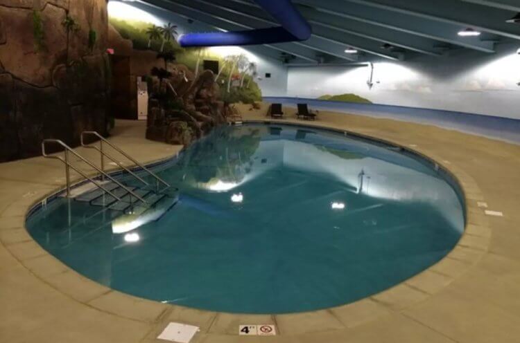 США и убежища со времен холодной войны. Бассейн в подземном бункере Survival Condo. Источник: driver.top. Фото.