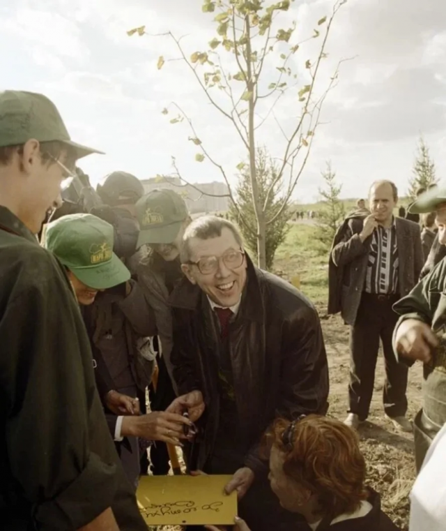 Валерий Золотухин на закладке столичного «Парка звезд» в Крылатском, 1999 год. Фото В. Федоренко.
