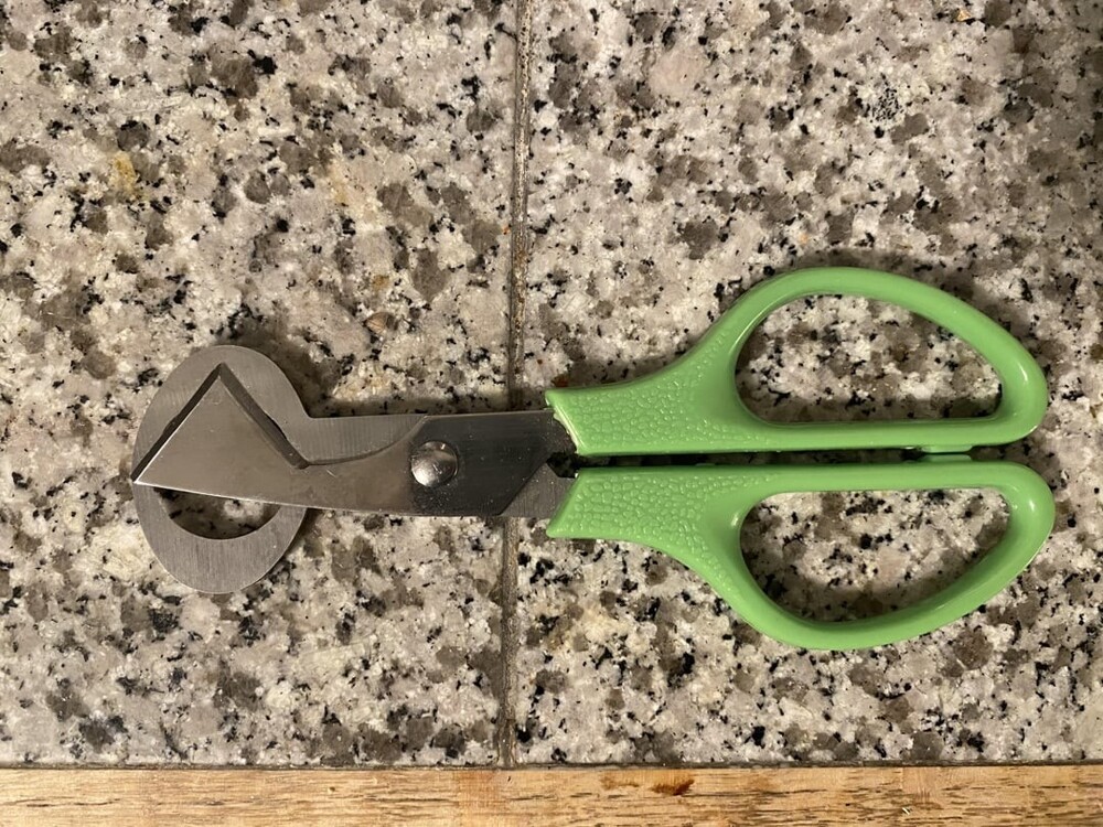 4. Ножницы странной формы с О-образным и треугольным лезвиями