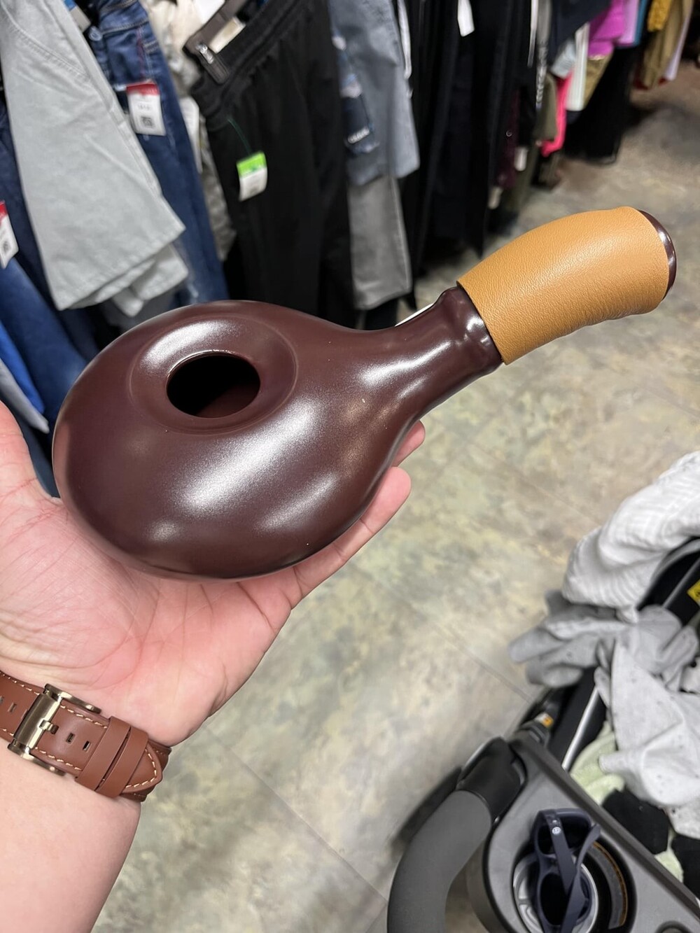 5. Керамический предмет с отверстием и ручкой, обёрнутой кожей