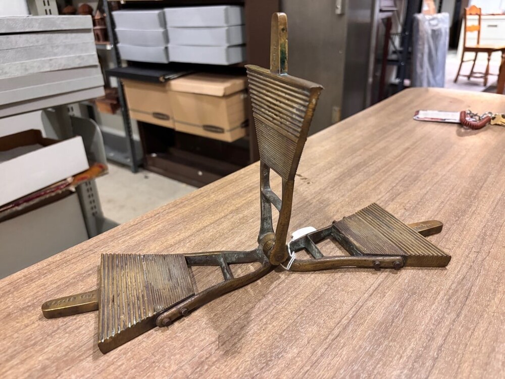 9. Латунная система  из трёх треугольных ребристых пластин, соединённых шарнирами