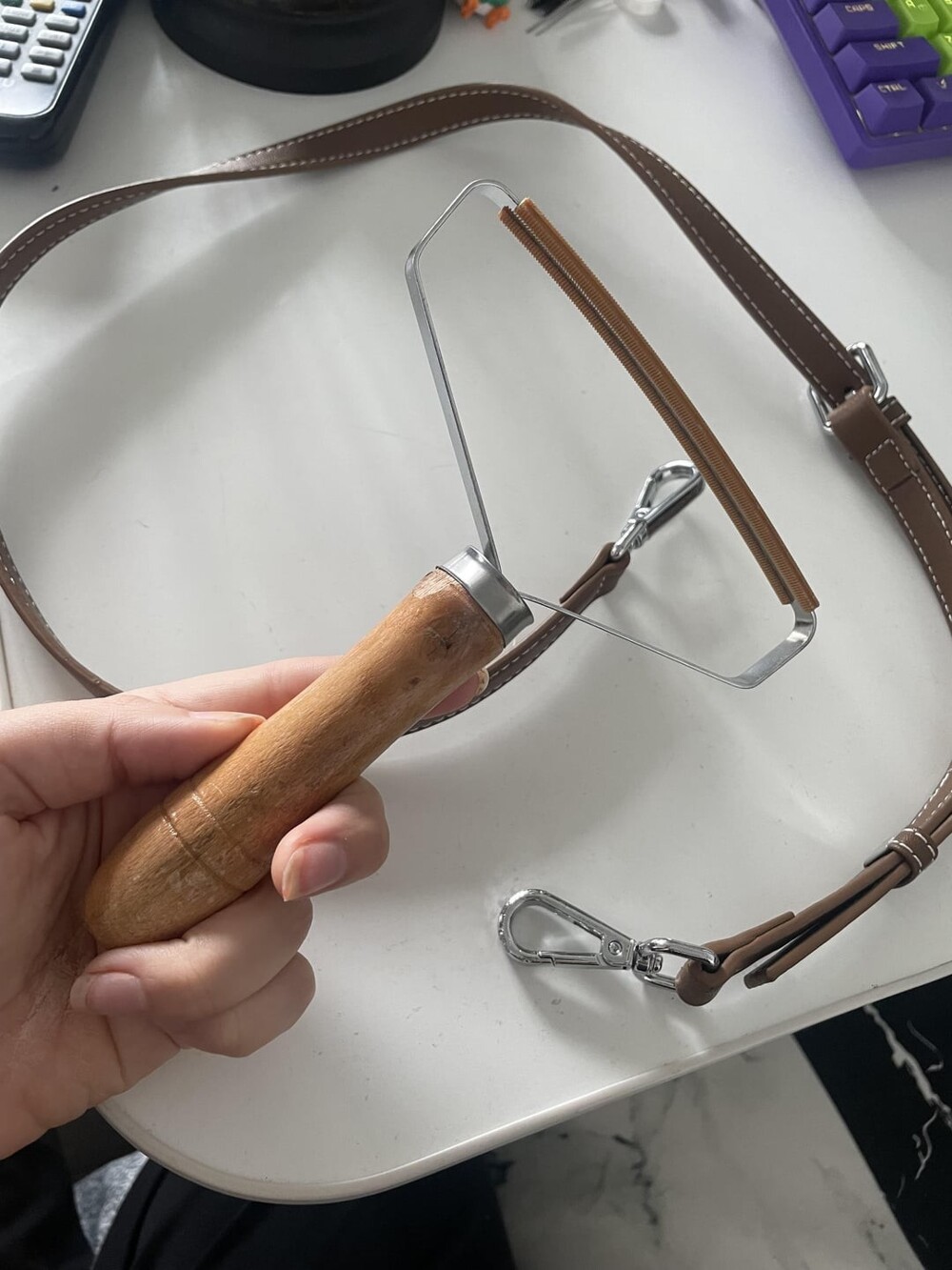 6. Металлический инструмент с деревянной ручкой и ребристыми пластиковыми насадками