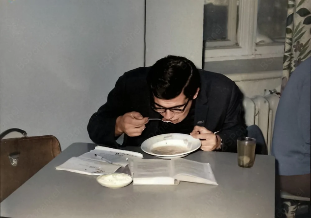 Сергей Лавров в студенческой столовой, 1968 год.