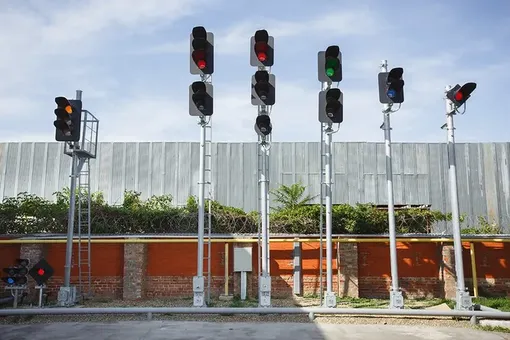 Зачем на железных дорогах 4 красных светофора разной формы: интересный факт для самых наблюдательных