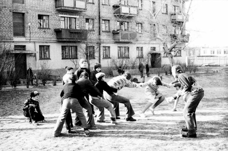 Дворовые игры без взрослых: коммуникация и креатив. Дворовые игры. Источник изображения: culture.ru. Фото.