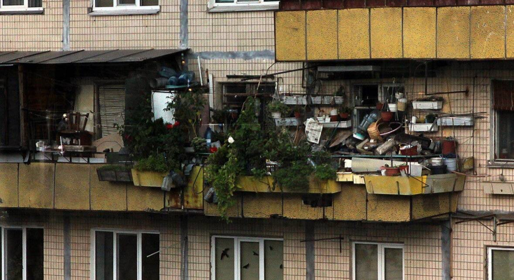 Хаос вещей: балкон-свалка Хаос вещей: балкон-свалка