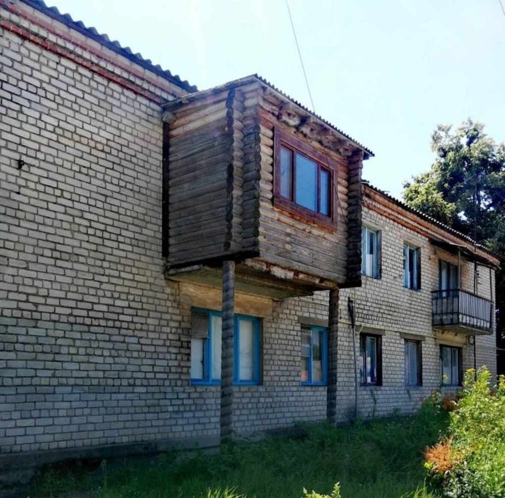 Деревенская избушка: балкон на ножках Деревенская избушка: балкон на ножках