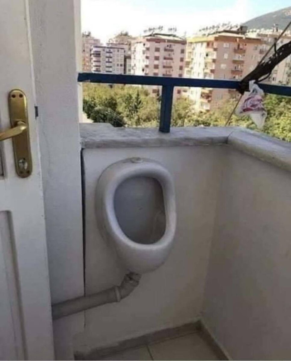 Неожиданный санузел: балконы с писсуарами Неожиданный санузел: балконы с писсуарами