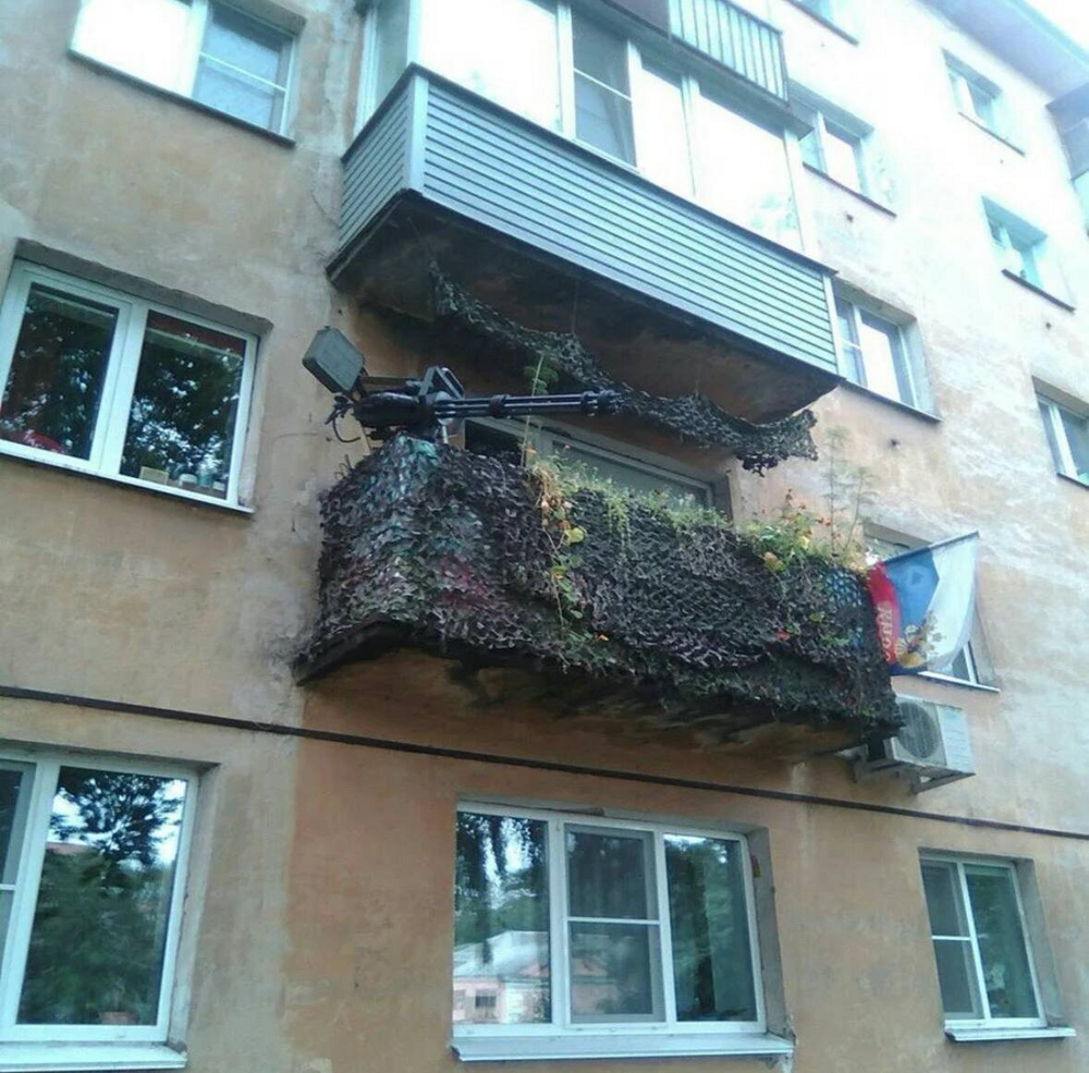 Защитник двора: балкон с охраной Защитник двора: балкон с охраной