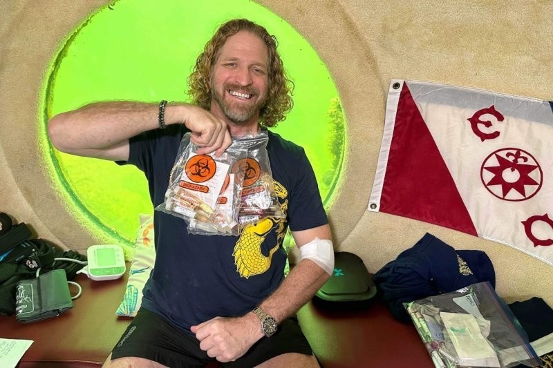 Эксперимент под водой: 100 дней жизни на глубине Эксперимент под водой: 100 дней жизни на глубине