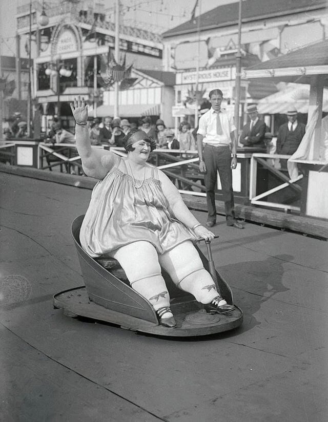 14. Джолли Мари, весящая 280 килограммов, выиграла конкурс «Большие девочки» в Луна-парке