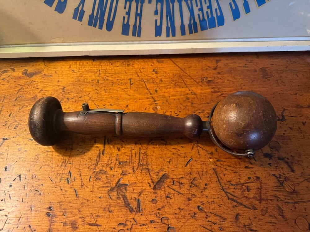 10. Вращающийся деревянный шар на ручке, приобретён на распродаже