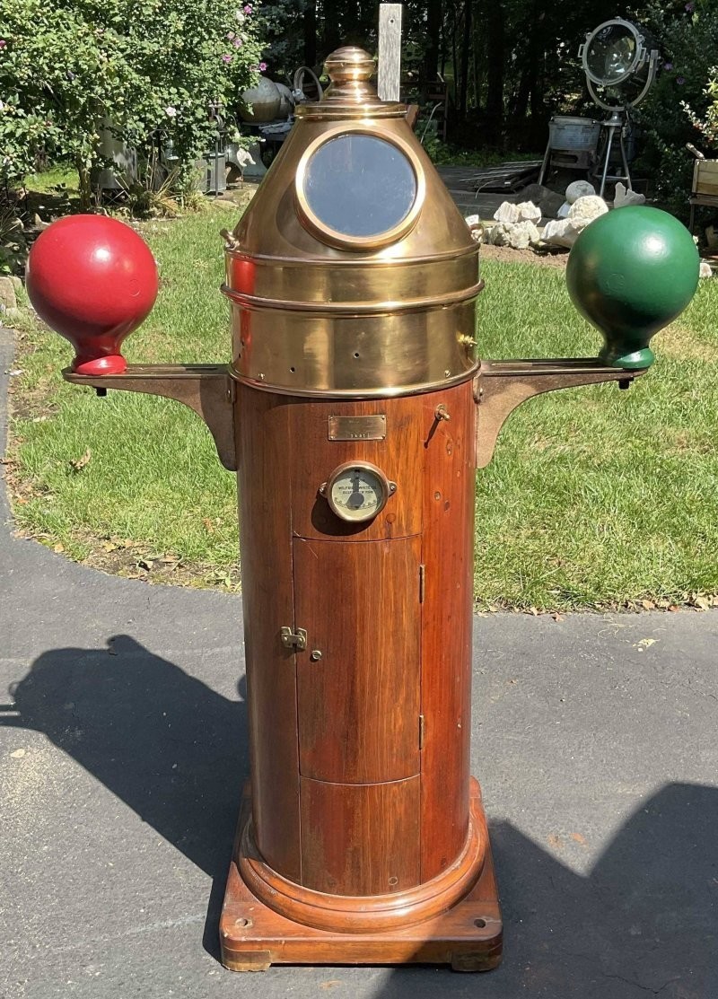 4. Странный аппарат из дерева и металла с иллюминатором