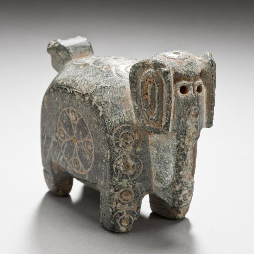 Маленький каменный слон. Нишапур, Иран, 10 век Маленький каменный слон. Нишапур, Иран, 10 век