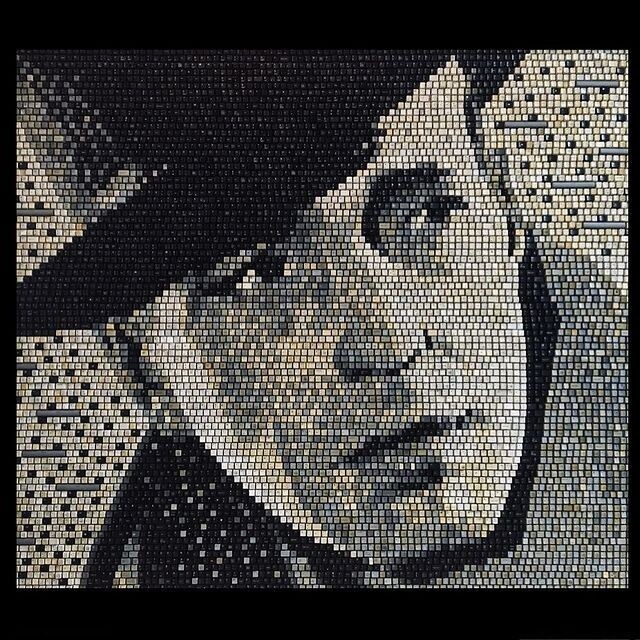 Художник создает мозаичные портреты из клавиш компьютерной клавиатуры Художник создает мозаичные портреты из клавиш компьютерной клавиатуры