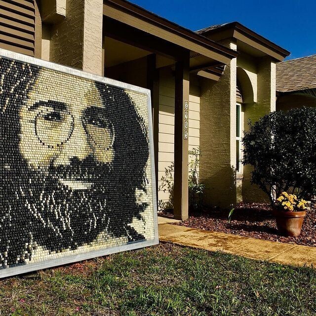 Художник создает мозаичные портреты из клавиш компьютерной клавиатуры Художник создает мозаичные портреты из клавиш компьютерной клавиатуры