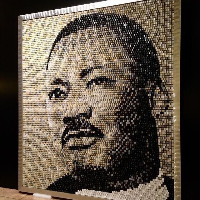 Художник создает мозаичные портреты из клавиш компьютерной клавиатуры Художник создает мозаичные портреты из клавиш компьютерной клавиатуры