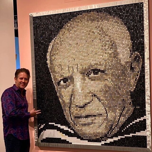 Художник создает мозаичные портреты из клавиш компьютерной клавиатуры Художник создает мозаичные портреты из клавиш компьютерной клавиатуры