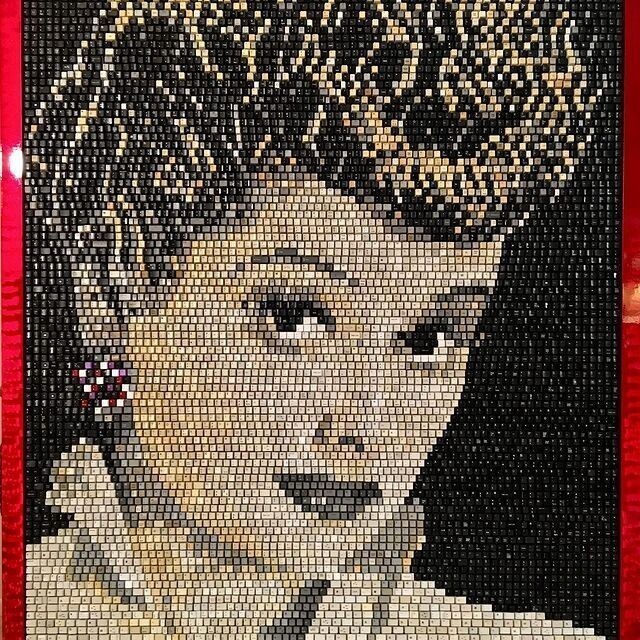 Художник создает мозаичные портреты из клавиш компьютерной клавиатуры Художник создает мозаичные портреты из клавиш компьютерной клавиатуры