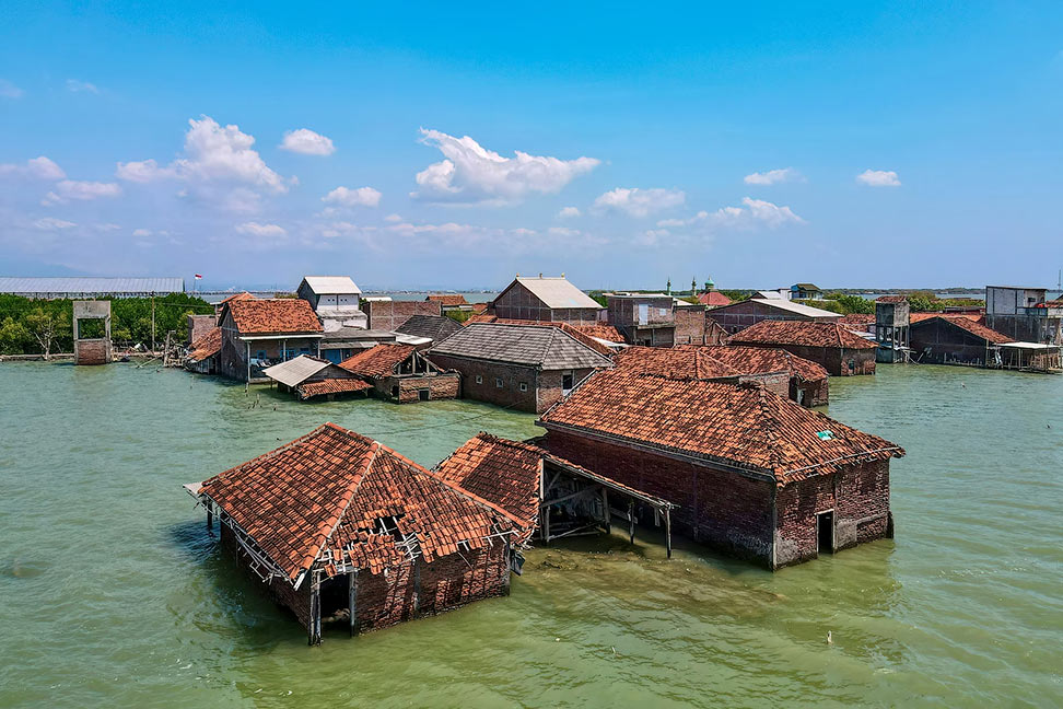 Деревня в море