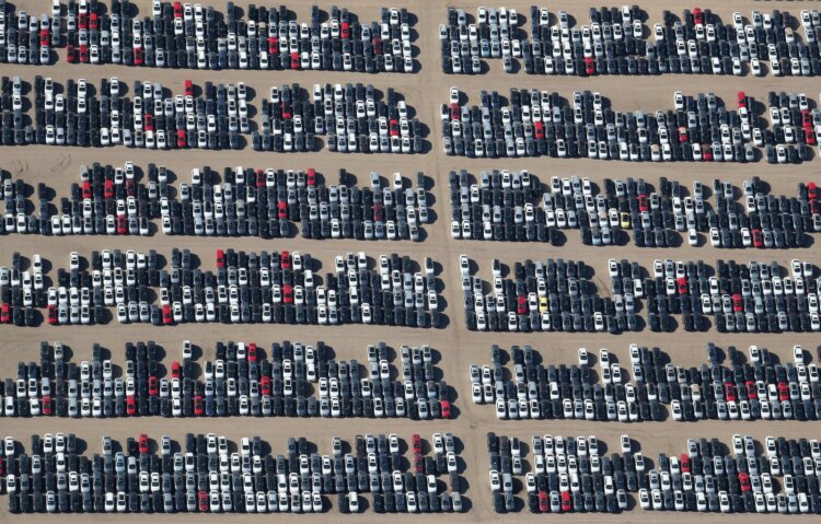 Что сейчас происходит с брошенными машинами Volkswagen. Для журналистов и туристов кладбище стало своеобразным памятником эпохе, когда даже великие бренды спотыкались о собственную жадность. Источник изображения: br.pinterest.com. Фото.
