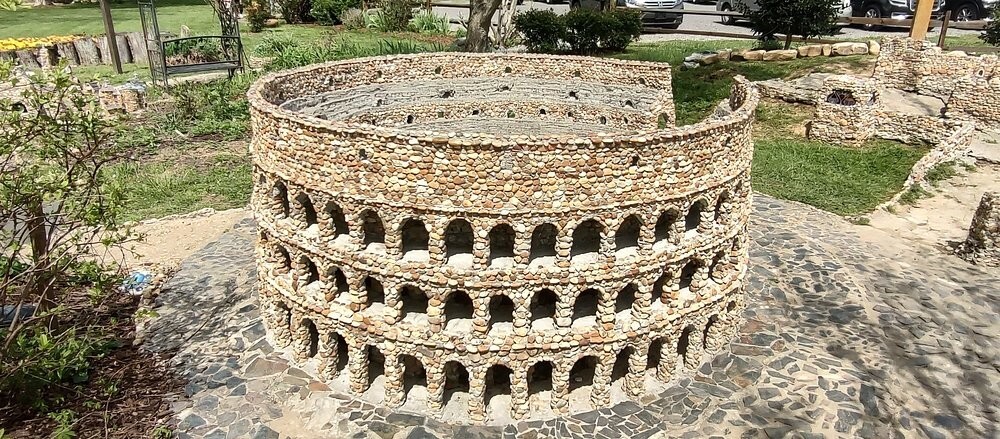 Сказочный мир Калхуна, собранный из камешков Сказочный мир Калхуна, собранный из камешков