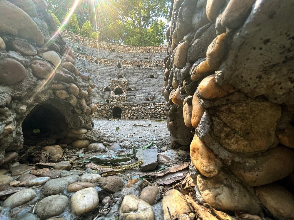 Сказочный мир Калхуна, собранный из камешков Сказочный мир Калхуна, собранный из камешков