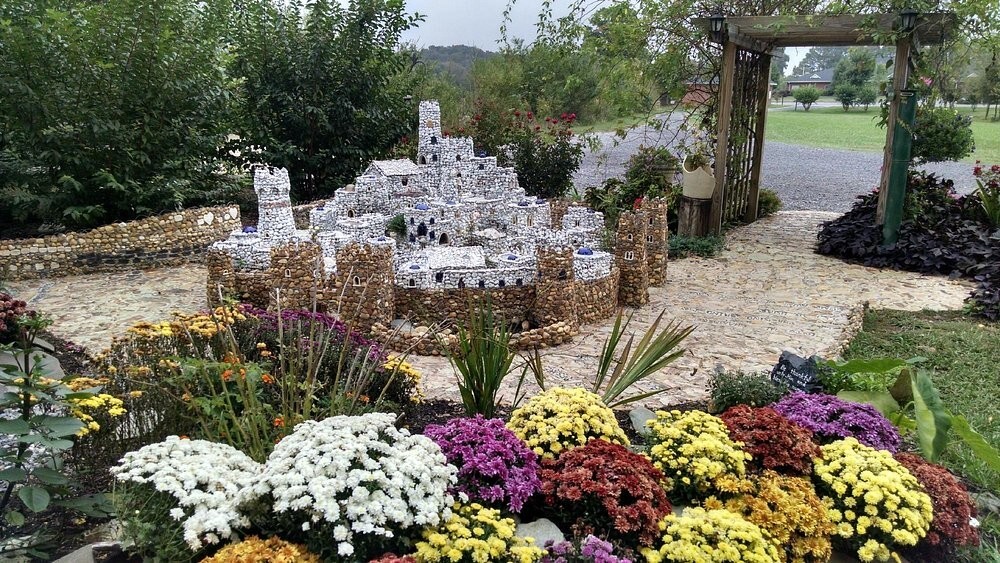 Сказочный мир Калхуна, собранный из камешков Сказочный мир Калхуна, собранный из камешков