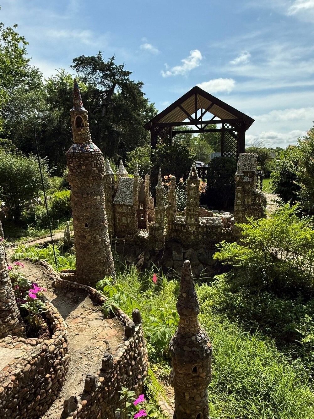 Сказочный мир Калхуна, собранный из камешков Сказочный мир Калхуна, собранный из камешков