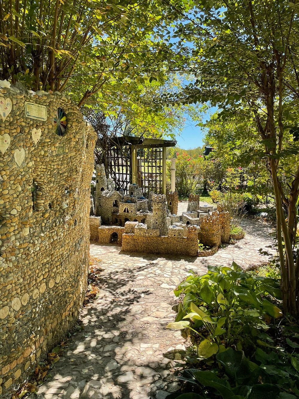 Сказочный мир Калхуна, собранный из камешков Сказочный мир Калхуна, собранный из камешков