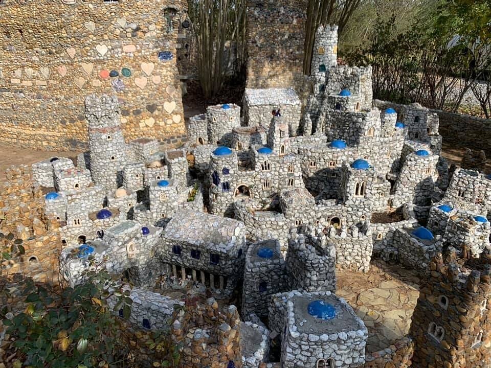 Сказочный мир Калхуна, собранный из камешков Сказочный мир Калхуна, собранный из камешков