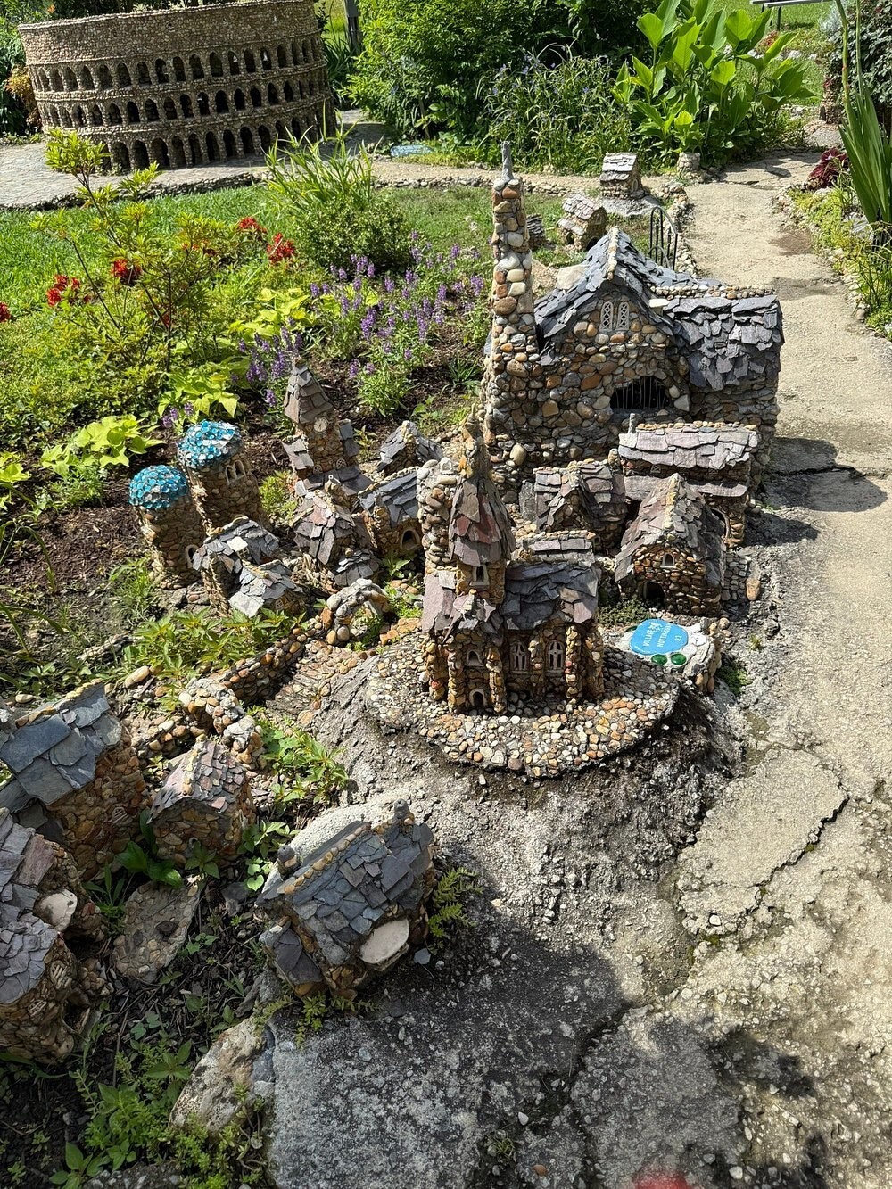 Сказочный мир Калхуна, собранный из камешков Сказочный мир Калхуна, собранный из камешков