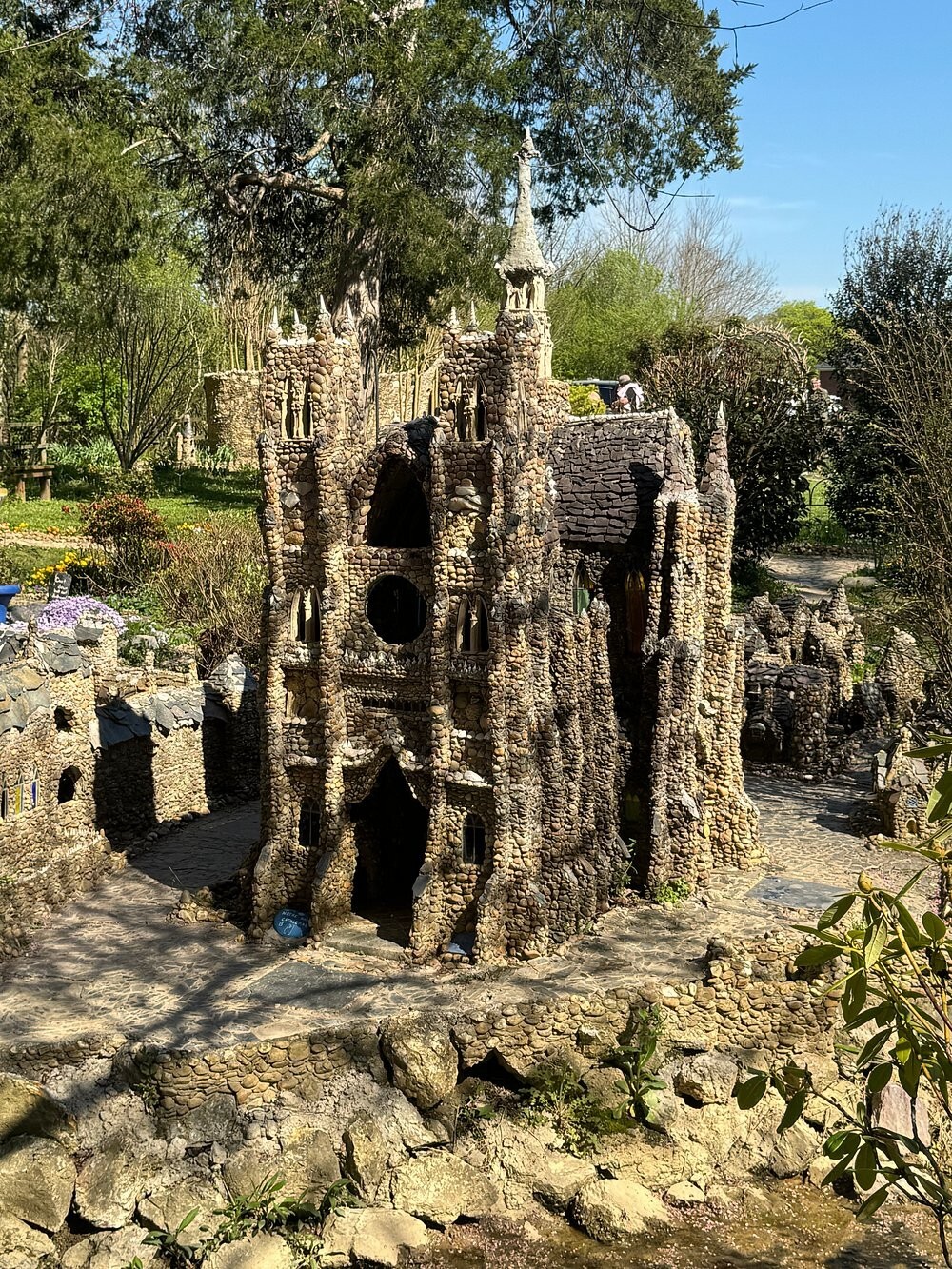 Сказочный мир Калхуна, собранный из камешков Сказочный мир Калхуна, собранный из камешков