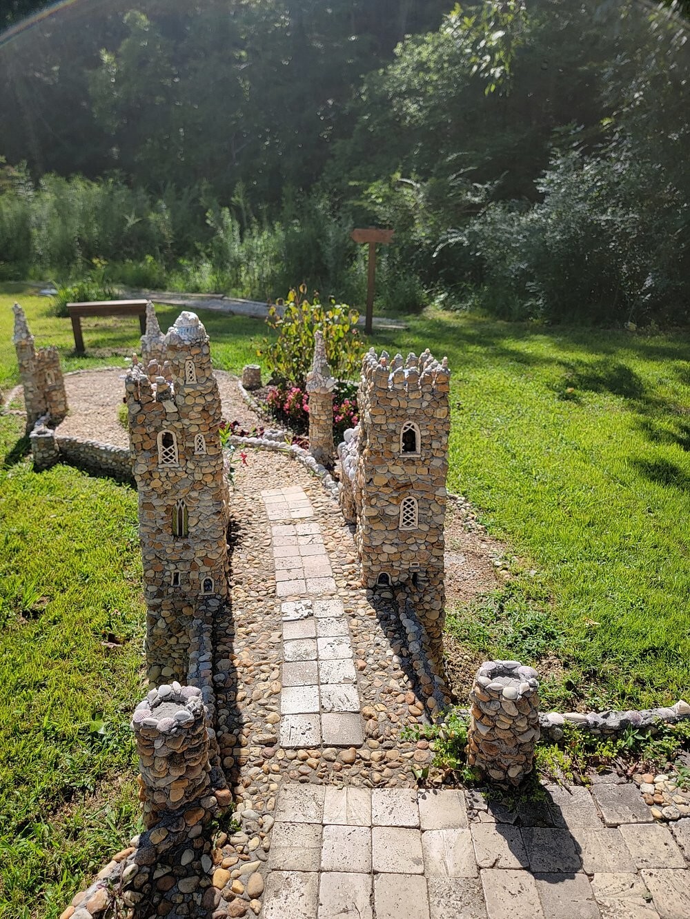 Сказочный мир Калхуна, собранный из камешков Сказочный мир Калхуна, собранный из камешков