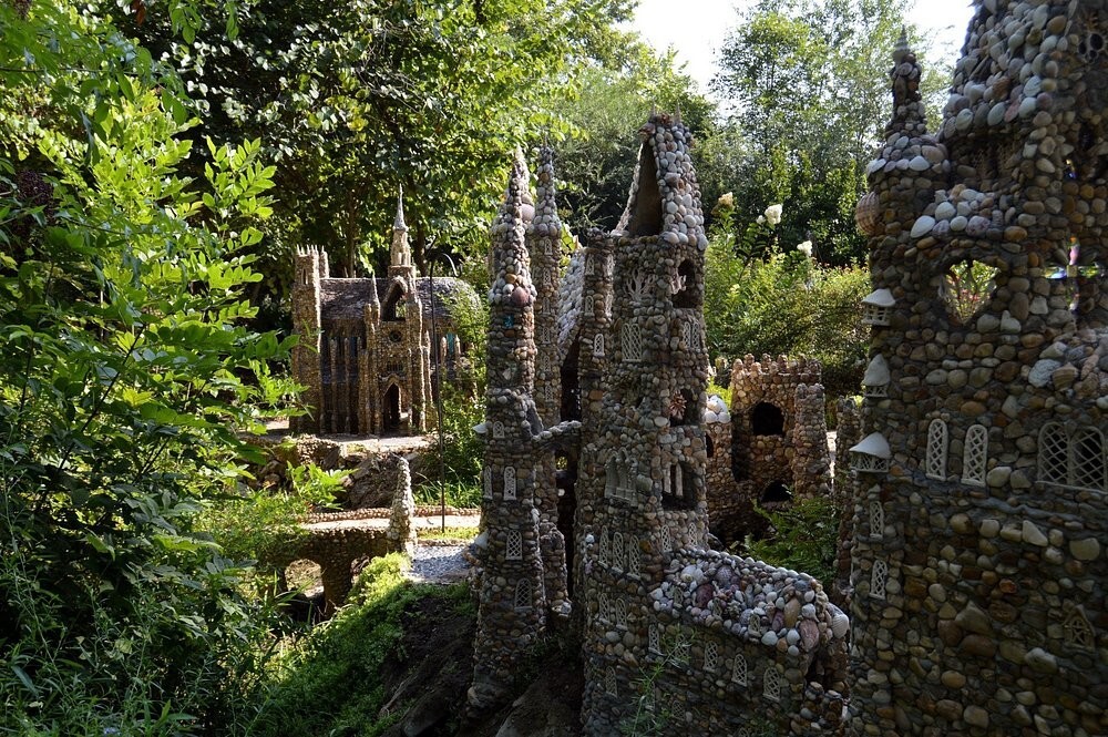 Сказочный мир Калхуна, собранный из камешков Сказочный мир Калхуна, собранный из камешков