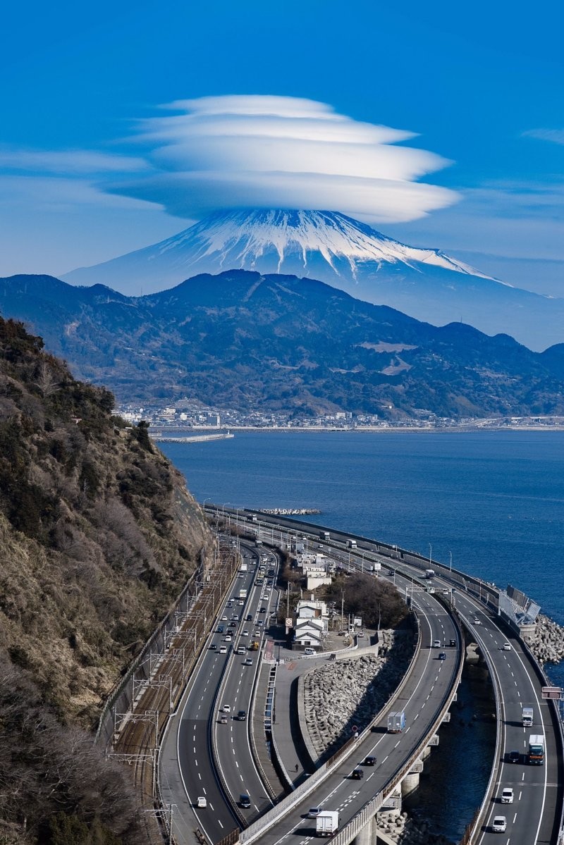 5. Редкое явление - лентикулярное (линзовидное) облако 5. Редкое явление - лентикулярное (линзовидное) облако