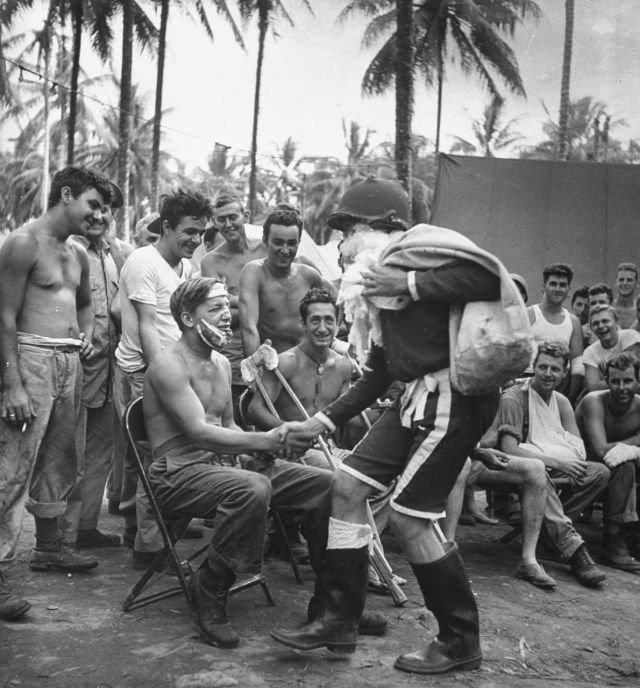 Санта-Клаус вручает подарки раненым американским солдатам на Гуадалканале в Рождество, 25 декабря 1943 года.