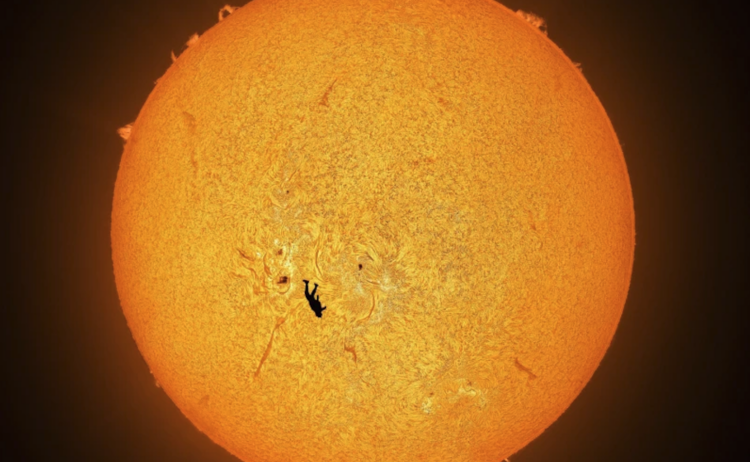 Как был снят самый знаменитый астроснимок 2025 года. Это не ИИ. В этом фото нет ни капли ИИ. Хотя, казалось бы…. Как был снят самый знаменитый астроснимок 2025 года. Это не ИИ. В этом фото нет ни капли ИИ. Хотя, казалось бы…. Фото.