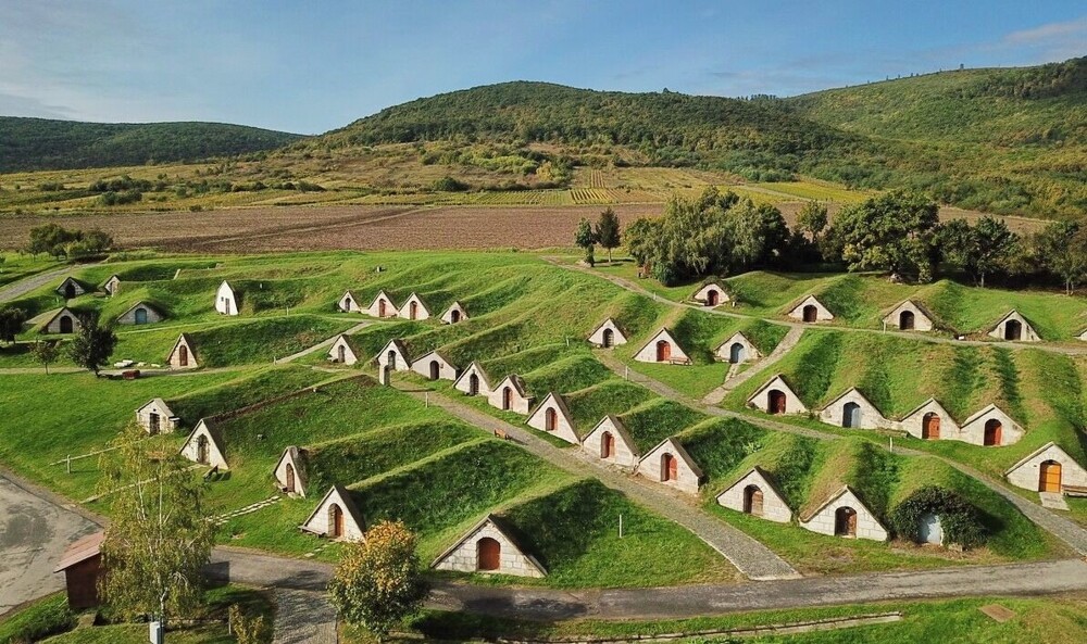 4. «Деревня Хоббитов» (комплекс винных погребов) в Венгрии 4. «Деревня Хоббитов» (комплекс винных погребов) в Венгрии