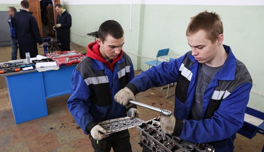 Большинство российских девятиклассников старшей школе предпочли обучение в колледжах и техникумах Большинство российских девятиклассников старшей школе предпочли обучение в колледжах и техникумах