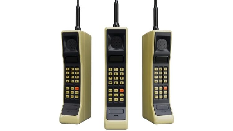 Motorola DynaTAC — первый коммерческий мобильный телефон. Motorola DynaTAC 8000X — первый мобильный телефон, созданный в 1973 году. Источник изображения: slashgear.com. Фото.