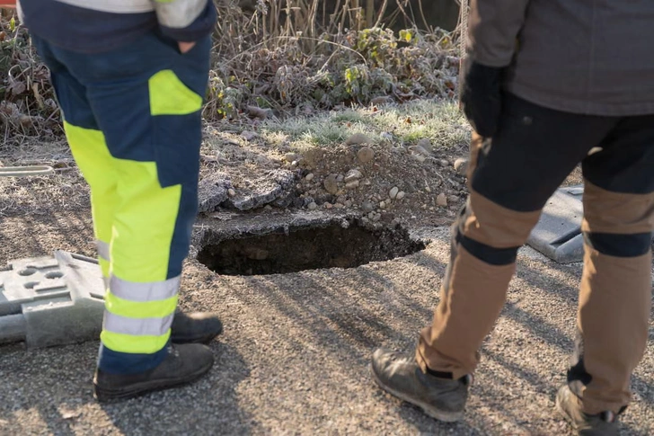 Jon Trachsel/The Guardian | Источник: Команда осматривает провал, образовавшийся на дороге в Хеттлингене в результате рытья нор